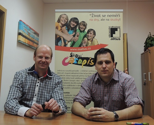 skolni_casopis_reditel_souteze_roman_malek_vlevo_a_europoslanec_tomas_zdechovsky